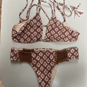 Acacia Brown/White Top and Bottom